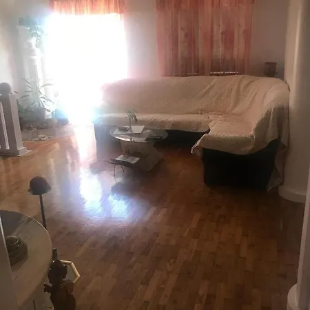 - On The Ground Apartman