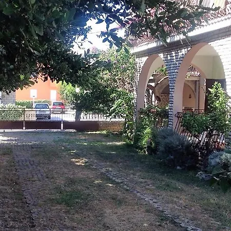 - On The Ground Apartman Podstrana